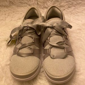 BZees Women’s Inspire Oxford Ribbon Satin Lace Up Grey Stretch Mesh size 10